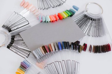 Renkli tırnak örnekleriyle dolu boş bir kart şablonu. Güzellik salonu konsepti