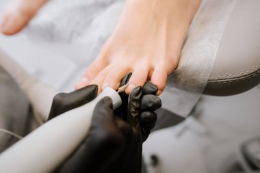 Güzellik salonunda pedikür sürecinde olan bir kadın ayağı