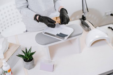 Uzman kuaförde manikür makası tutuyor.