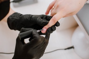 Güzellik uzmanı renk ojesi sürüyor. Yakın çekim.