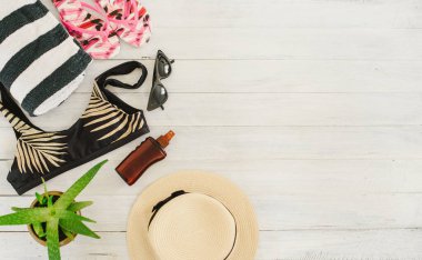Yaz tatili, seyahat, tatil, plaj konsepti. Güneş şapkası, beyaz tahta üzerinde güneş gözlüğü. Üst görünüm, boşluğu kopyala. Düz uzan, maket yap