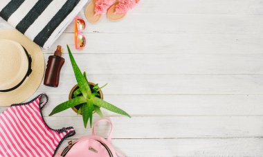 Yaz tatili, seyahat, tatil, plaj konsepti. Güneş şapkası, beyaz tahta üzerinde güneş gözlüğü. Üst görünüm, boşluğu kopyala. Düz uzan, maket yap