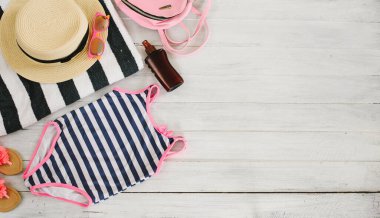 Yaz tatili, seyahat, tatil, plaj konsepti. Güneş şapkası, beyaz tahta üzerinde güneş gözlüğü. Üst görünüm, boşluğu kopyala. Düz uzan, maket yap