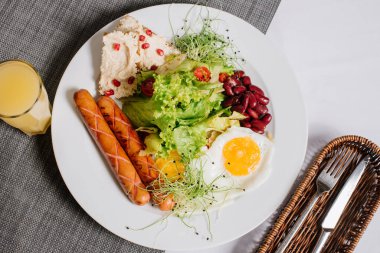 Yağda yumurta, sosis ve tost ile nefis bir kahvaltı.