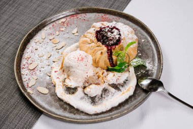 Pastalı ve reçelli dondurma.