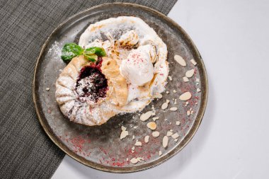 Pastalı ve reçelli dondurma.