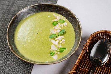 Yeşil ıspanaklı krema çorbası.