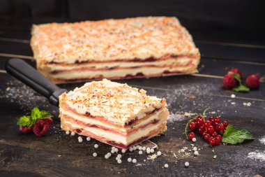 Siyah arka planda katmanları olan tatlı pasta