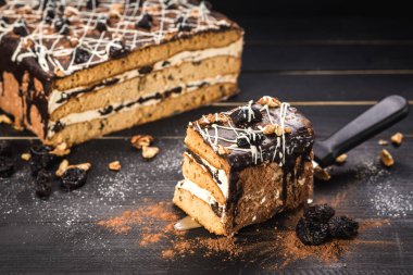 Siyah arka planda katmanları olan tatlı pasta