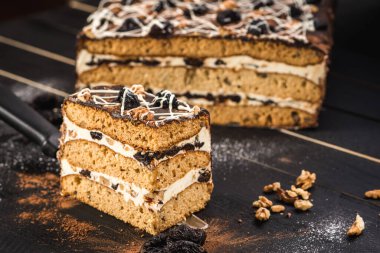 Siyah arka planda katmanları olan tatlı pasta