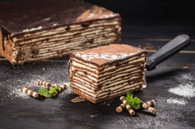 Siyah arka planda katmanları olan tatlı pasta