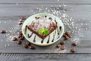 Ahşap arka planda lezzetli çikolatalı pasta.