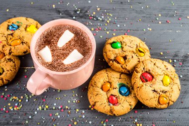 Renkli kurabiyeler ve bir fincan kahve.