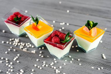 Tahta arka planda tatlı meyveli tatlılar