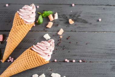 Tahta arka planda waffle boynuzu içinde tatlı dondurma. Üst Manzara. Boşluğu kopyala