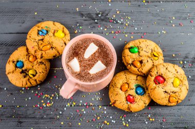 Renkli kurabiyeler ve bir fincan kahve.