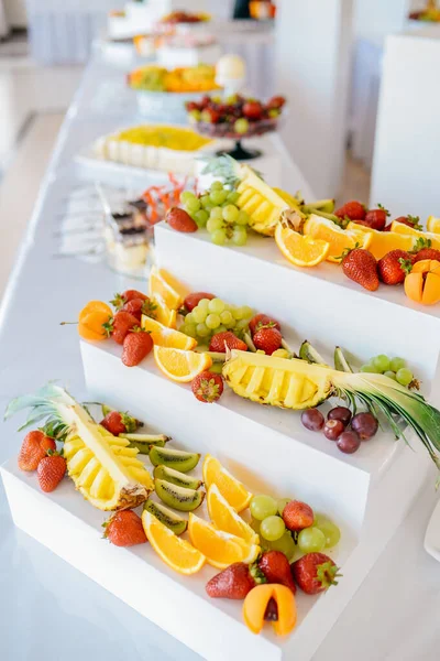 Geschnittene Früchte Auf Dem Buffettisch — Stockfoto