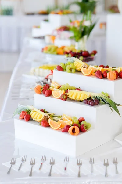 Geschnittene Früchte Auf Dem Buffettisch — Stockfoto