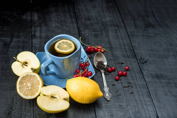 Kopp Med Citron Svart Bakgrund — Stockfoto