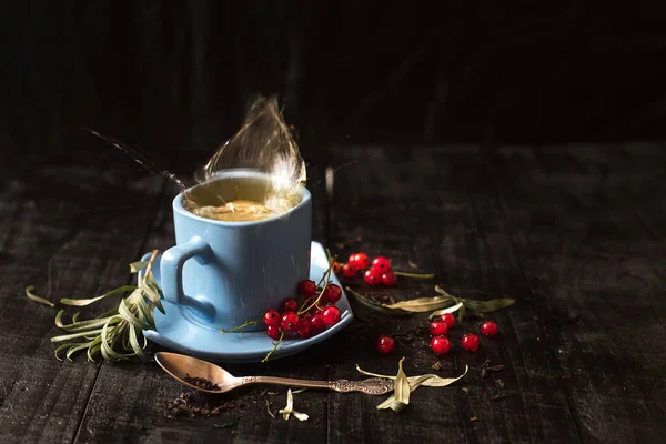 Kopp Med Ett Stänk Mörk Svart Bakgrund — Stockfoto