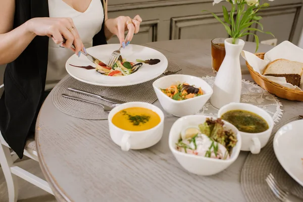 Donna Ristorante Che Mangia Suo Pranzo Lavoro Vicino — Foto Stock