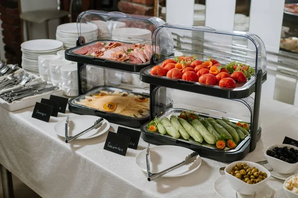 Podávaný Bufetový Stůl Zeleninou Sýrem Masem Uvnitř Restaurace — Stock fotografie