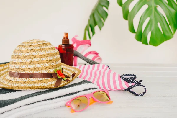 Yaz tatili, seyahat, tatil, plaj konsepti. Güneş şapkası, beyaz tahta üzerinde güneş gözlüğü..