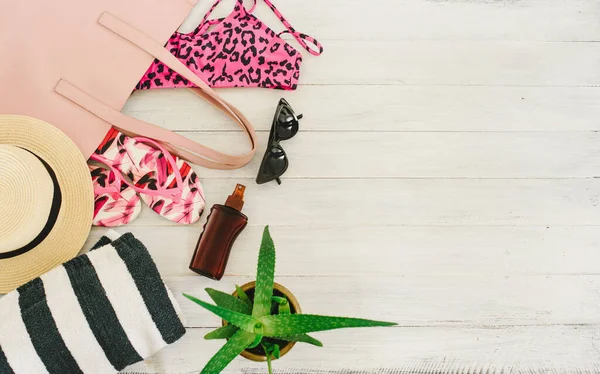 Yaz tatili, seyahat, tatil, plaj konsepti. Güneş şapkası, beyaz tahta üzerinde güneş gözlüğü. Üst görünüm, boşluğu kopyala. Düz uzan, maket yap