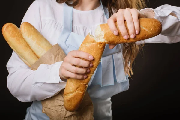 Ženské Ruce Lámání Čerstvé Bagetový Chléb Close — Stock fotografie
