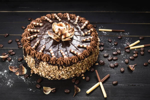 Pastel Chocolate Dulce Con Sabrosa Crema Fondo Madera Negro — Foto de Stock