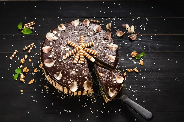 Pastel Chocolate Dulce Con Sabrosa Crema Fondo Madera Negro — Foto de Stock