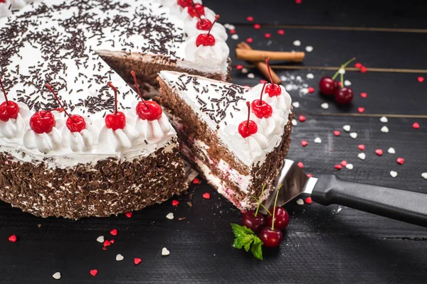 Pastel Blanco Dulce Con Crema Cereza Sobre Fondo Negro — Foto de Stock