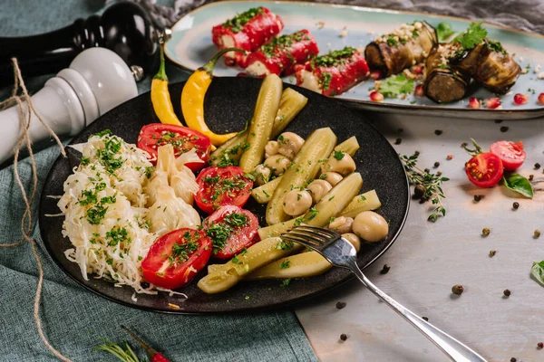 Set Mit Tomaten Kohl Pilzen Gurken Auf Dem Hölzernen Hintergrund Stockbild