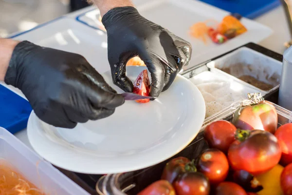 Een Kok Snijdt Een Tomaat Plaat — Stockfoto