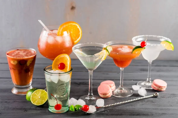 Verschiedene Cocktails Auf Dem Hölzernen Hintergrund Stockbild