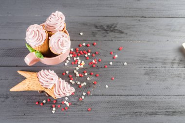 Tahta arka planda waffle boynuzu içinde tatlı dondurma. Üst Manzara. Boşluğu kopyala