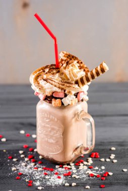 Tatlı milkshake kokteyli ahşap arka planda bardakta