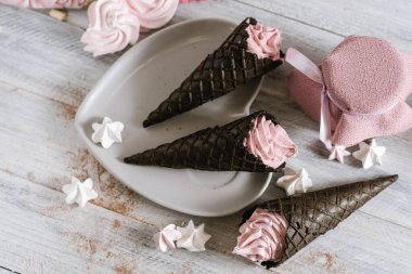 Beyaz arka planda bir boynuz şeklinde waffle şeklinde pembe dondurma.