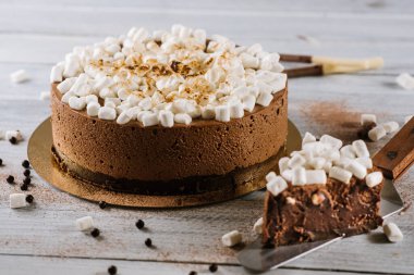 Beyaz arka planda kremalı büyük çikolatalı pasta.