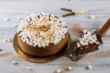 Beyaz arka planda kremalı büyük çikolatalı pasta.