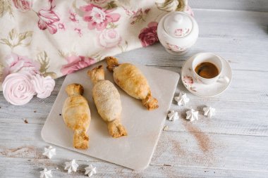 Beyaz ahşap arka planda tatlı.