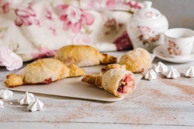 Beyaz ahşap arka planda tatlı.