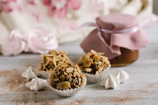 Söta Dessert Godis Vit Trä Bakgrund — Stockfoto