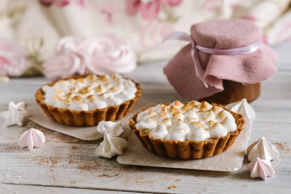 Söt Dessert Grädde Kakor Vit Trä Bakgrund — Stockfoto