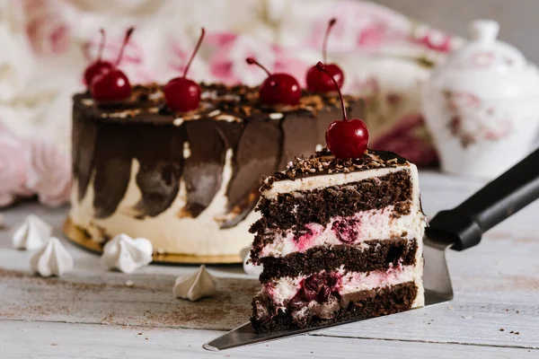 Dolce Torta Frutta Con Strati Sullo Sfondo Bianco — Foto Stock