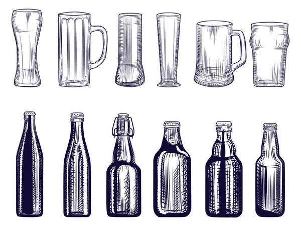 Conjunto de botellas de cerveza y taza. Diferentes vasos de cerveza. Estilo de grabado . — Vector de stock