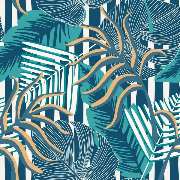 Motif tropical, feuilles de palmier sans couture sur fond rayures . — Image vectorielle