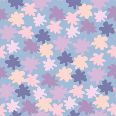 Mor, leylak ve pembe yıldız soyut şekilleri kusursuz desenler oluşturur. Mavi arka plan. Çocuksu bir zemin. Duvar kağıdı, tekstil, ambalaj kağıdı ve kumaş baskısı için tasarlanmış. Vektör illüstrasyonu.