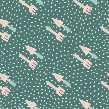 Bahçe aletleri dikişsiz karalama deseni. Yeşil noktalı arka planda pembe renkli basit şekilleri kürekle ve tırmıkla. Duvar kağıdı, tekstil, ambalaj kağıdı, kumaş baskısı için yaratıcı baskı. Vektör illüstrasyonu.