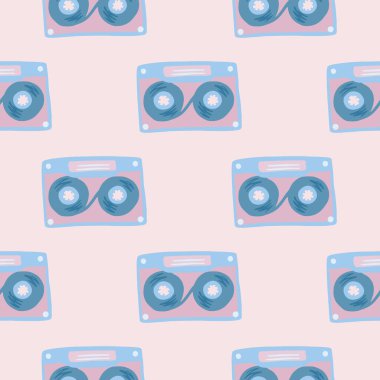 Kaset elementleriyle şekillendirilmiş kusursuz karalama deseni. Açık pembe arka planda mavi müzik süsü. Duvar kağıdı, tekstil, ambalaj kağıdı, kumaş baskısı için dekoratif zemin. Vektör illüstrasyonu.